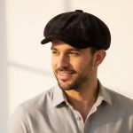 Homme portant casquette gavroche velours carreaux noir
