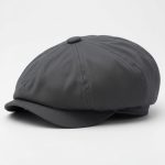 Casquette gavroche gris foncé sur fond blanc, photo studio produit e-commerce