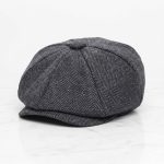 Casquette gavroche tweed herringbone gris foncé fond blanc studio