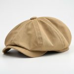Casquette gavroche beige camel sur fond blanc, photo studio produit e-commerce