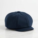 Casquette gavroche bleu marine uni fond blanc studio