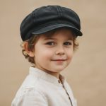 Garçon portant casquette gavroche denim lavé noir