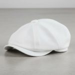 Casquette gavroche blanc uni enfant fond gris béton