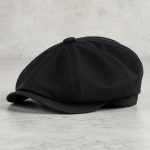 Casquette gavroche noir uni enfant fond gris béton