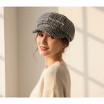 Femme portant casquette gavroche laine carreaux gris