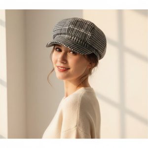 Femme portant casquette gavroche laine carreaux gris
