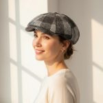 Femme portant casquette gavroche laine tartan gris