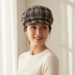 Femme portant casquette gavroche tissu carreaux