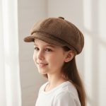 Fillette portant casquette gavroche marron