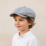 Garçon portant casquette gavroche gris clair uni