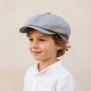 Garçon portant casquette gavroche gris clair uni