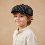 Garçon portant casquette gavroche noir rayures blanches