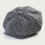 Casquette gavroche gris chiné moucheté tweed sur fond blanc, photo studio