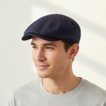 Homme portant casquette gavroche coton uni bleu marine