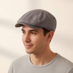 Homme portant casquette gavroche coton uni gris