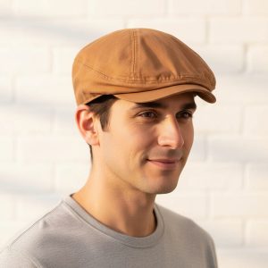 Homme portant casquette gavroche coton uni marron