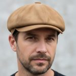 Homme portant casquette gavroche cuir daim camel