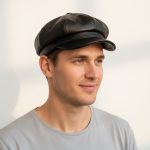 Homme portant casquette gavroche cuir vintage noir