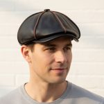Homme portant casquette gavroche cuir noir surpiqûres