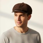 Homme portant casquette gavroche daim marron