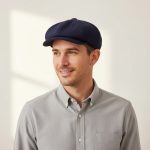 Homme portant casquette gavroche laine bleu marine