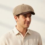 Homme portant casquette gavroche pied-de-poule beige