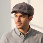 Homme portant casquette gavroche velours carreaux gris