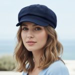 Femme portant une casquette gavroche bleu marine, portrait lifestyle lumière naturelle