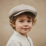 Garçon portant casquette gavroche tweed herringbone beige