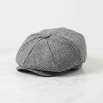 Casquette gavroche tweed herringbone gris clair fond blanc studio