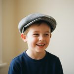 Garçon portant casquette gavroche tweed herringbone gris clair