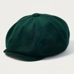Casquette gavroche velours vert bouteille sur fond blanc, photo studio e-commerce